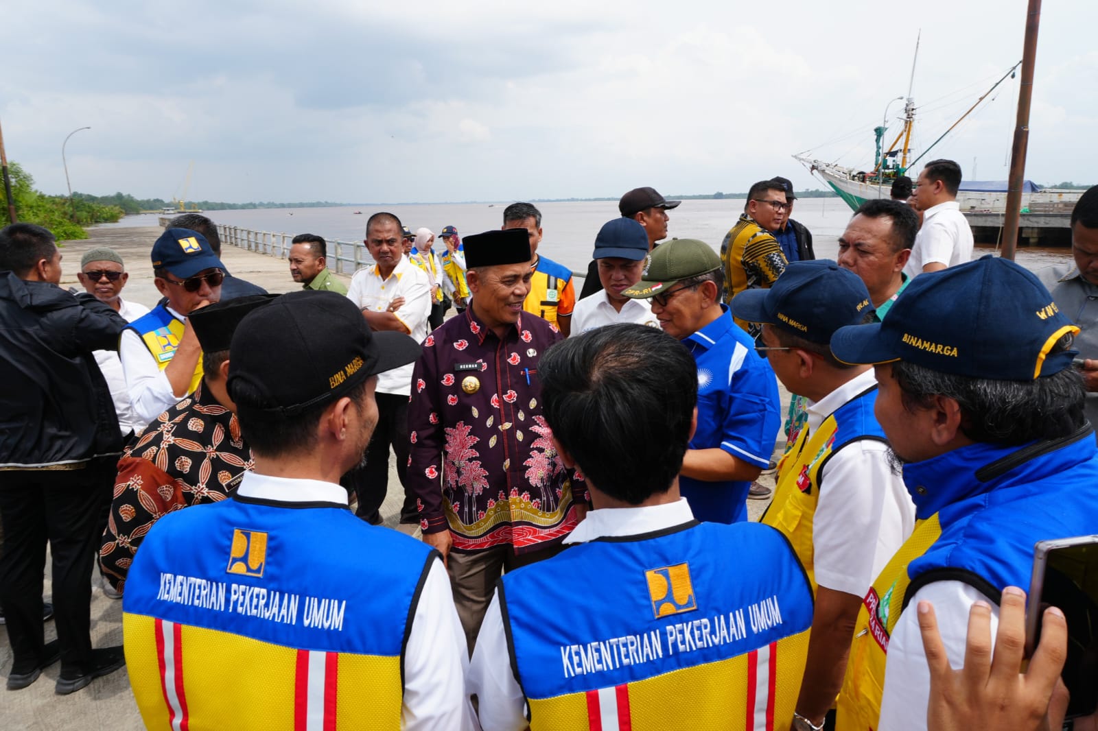 Bupati Inhil dan DPR RI Turun Lapangan Pastikan Progres Jalan Terusan Mas dan Pelabuhan Parit 21